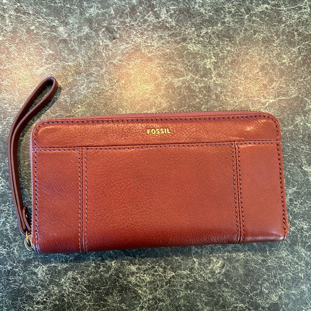 Fossil women’s Jori Zip Clutch